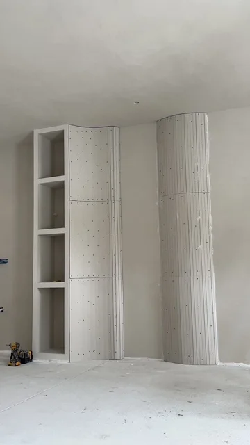 Dekorativni gipsani stubovi i police koje je izveo GIPS PROJECT