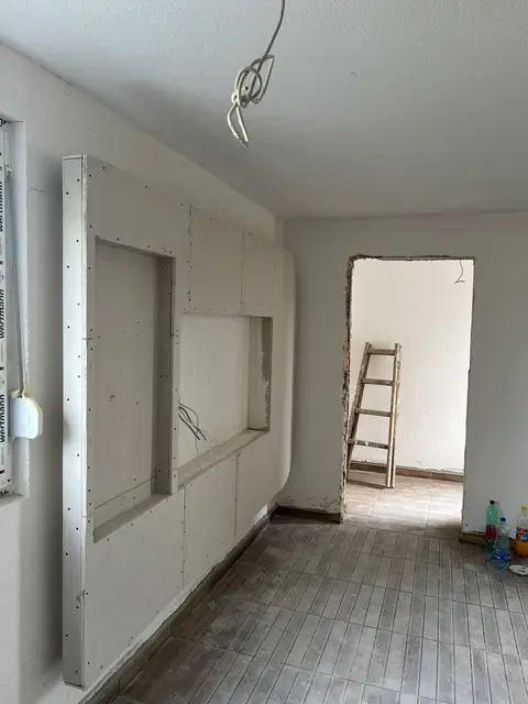 Gipsani TV zid u dnevnoj sobi, u izradi