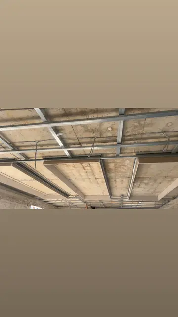 Detalj metalne potkonstrukcije plafona
