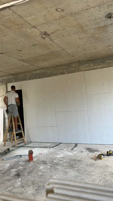 Oblaganje zida gips-kartonskim pločama tokom radova